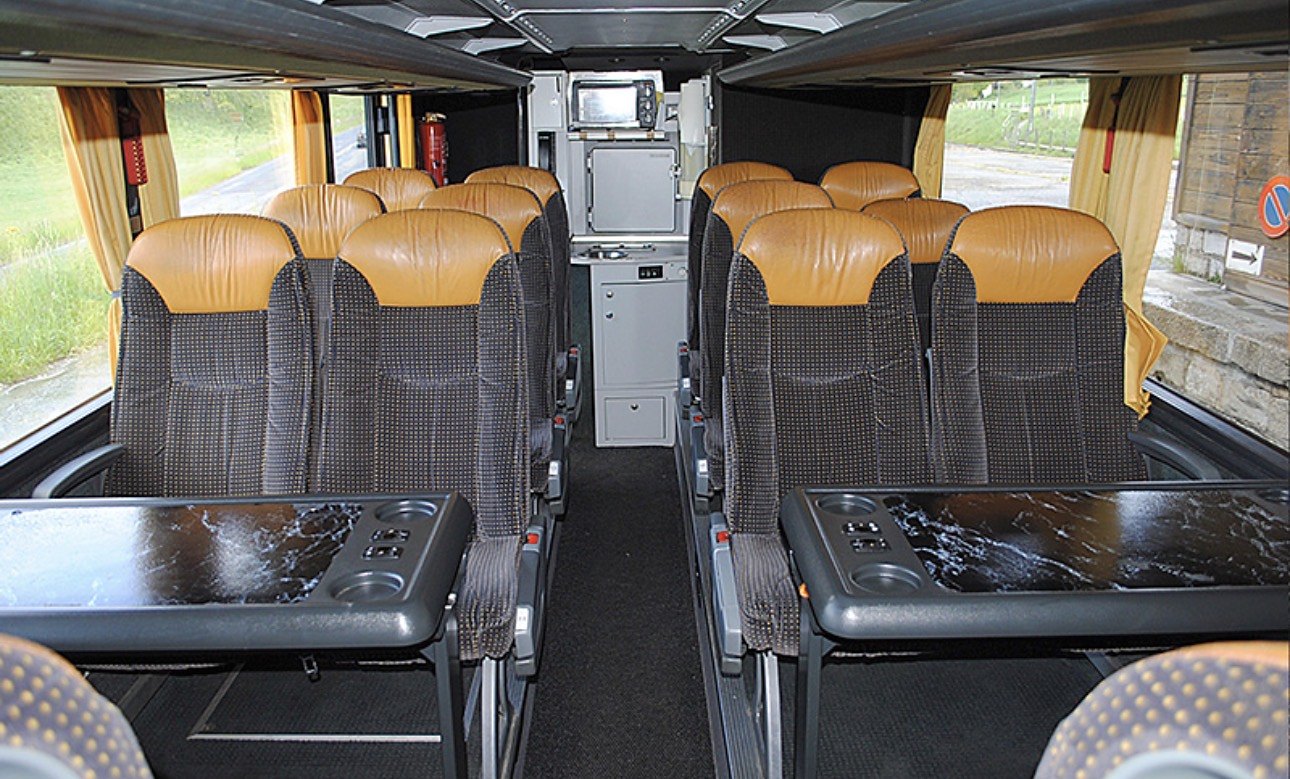 Intérieur d’autocar avec tables et sièges confort