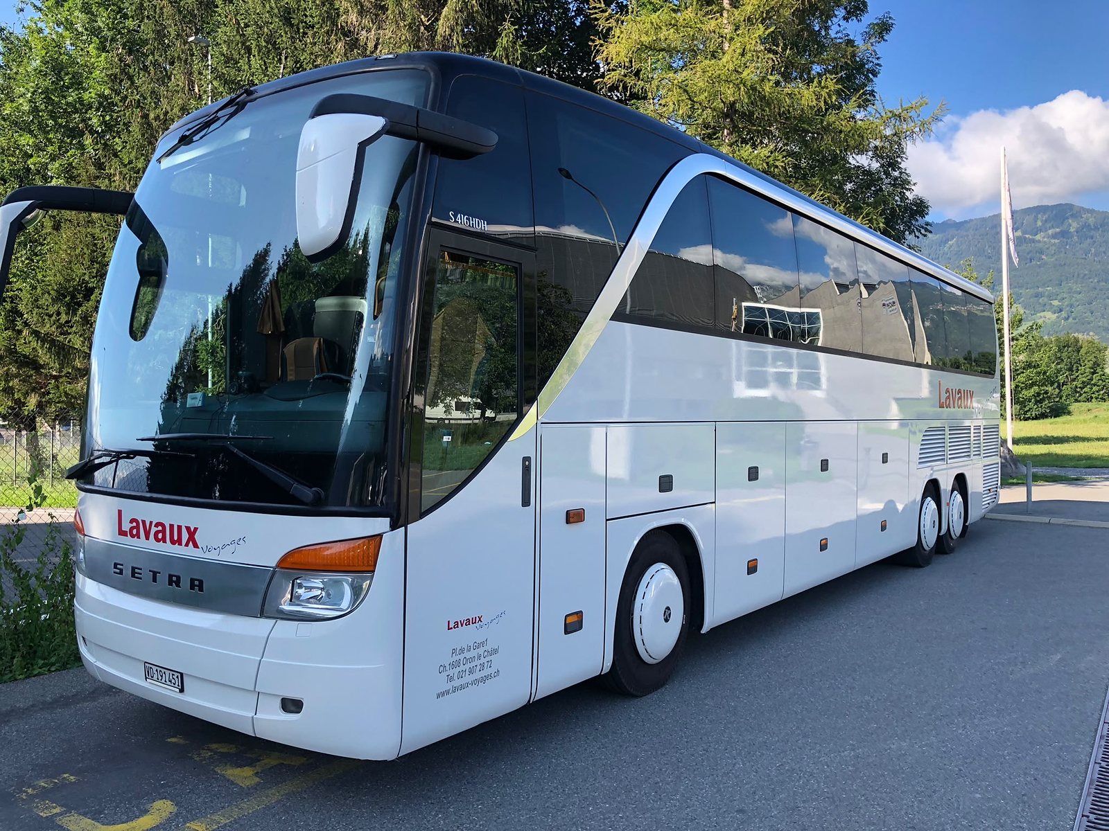 Autocar blanc Lavaux Voyages au pied des montagnes