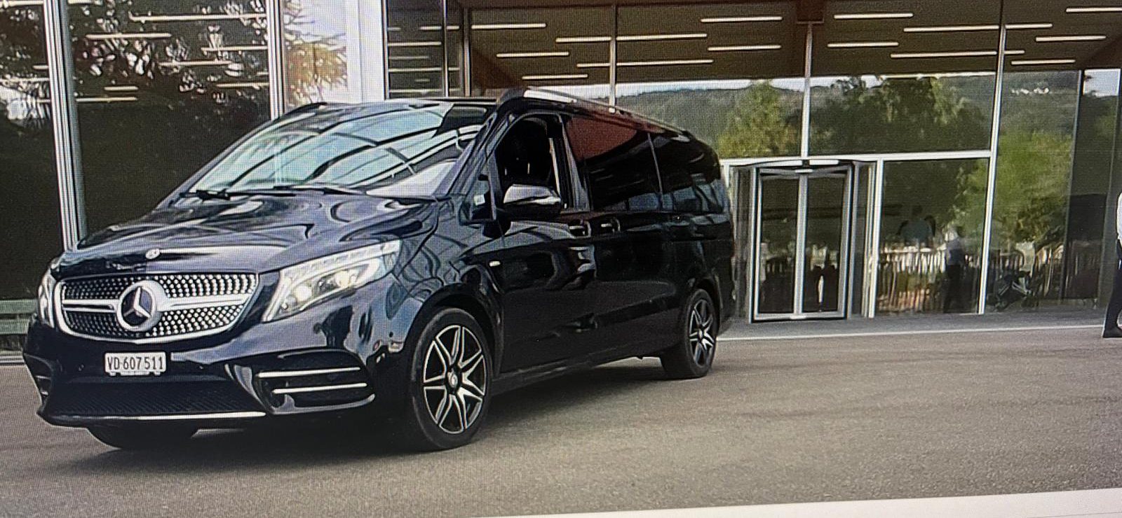 Mercedes Viano noire devant un bâtiment d’entreprise